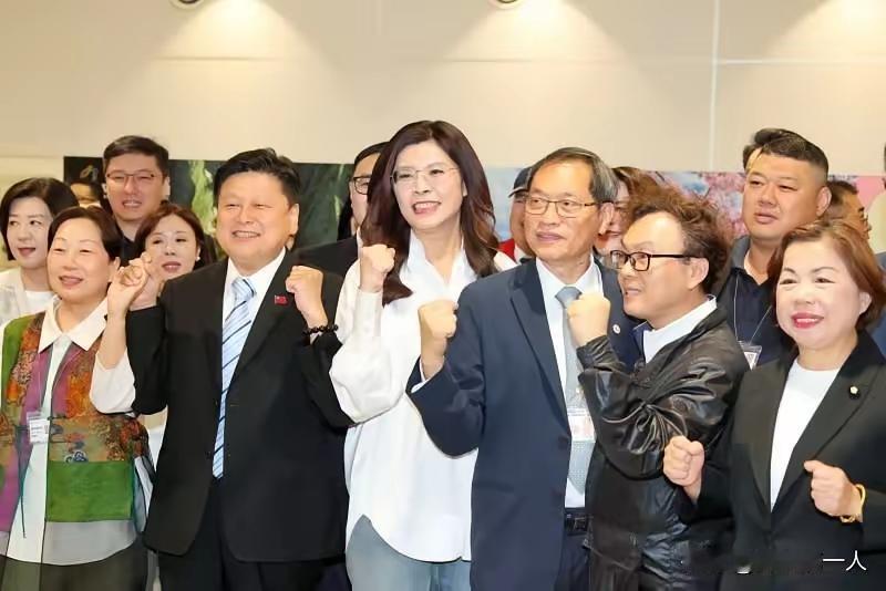 反转来了！前脚民调还把郑丽文按在4%垫底，后脚她转手就把40多国驻台代表请进国民