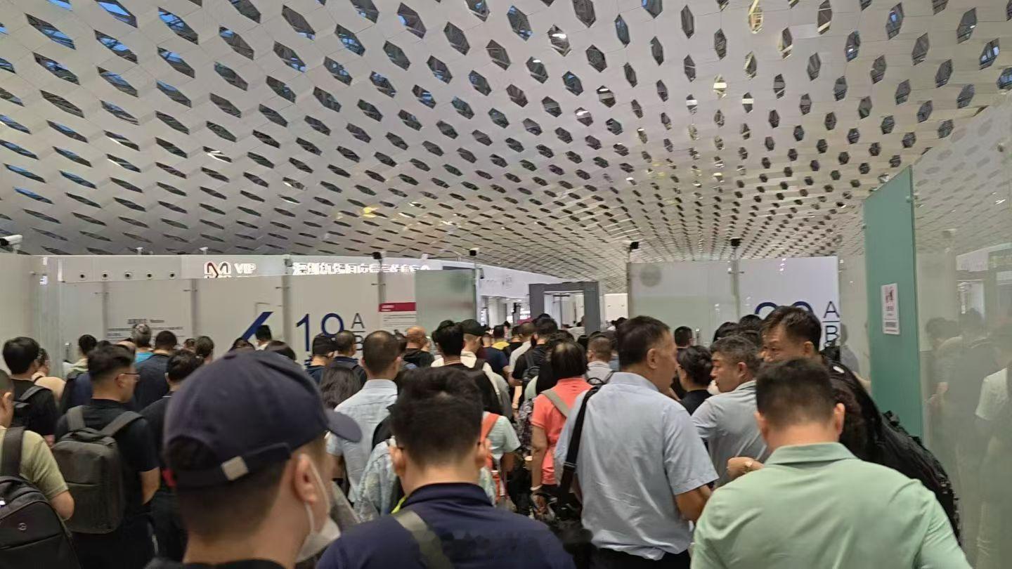 深圳台风机场人挺多的～ ​​​