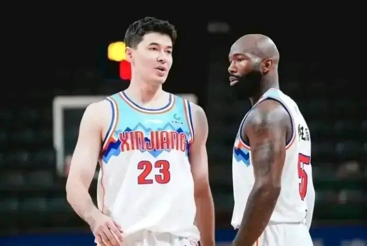 新疆男篮输在了外援上，为什么每次选人，眼光都比较一般了。
第一，新疆男篮三个外援