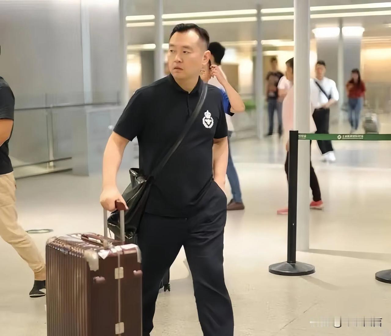 偶遇前国乒金牌教练孔令辉，昔日辉煌今何在？50岁仍单身，机场现身两鬓斑白，引人唏