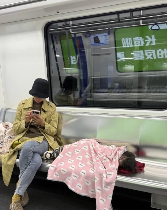 宁波五号线地铁海晏北路站，真的好松弛…
不得不说宁波真的是大城市
松弛感拉满
宁