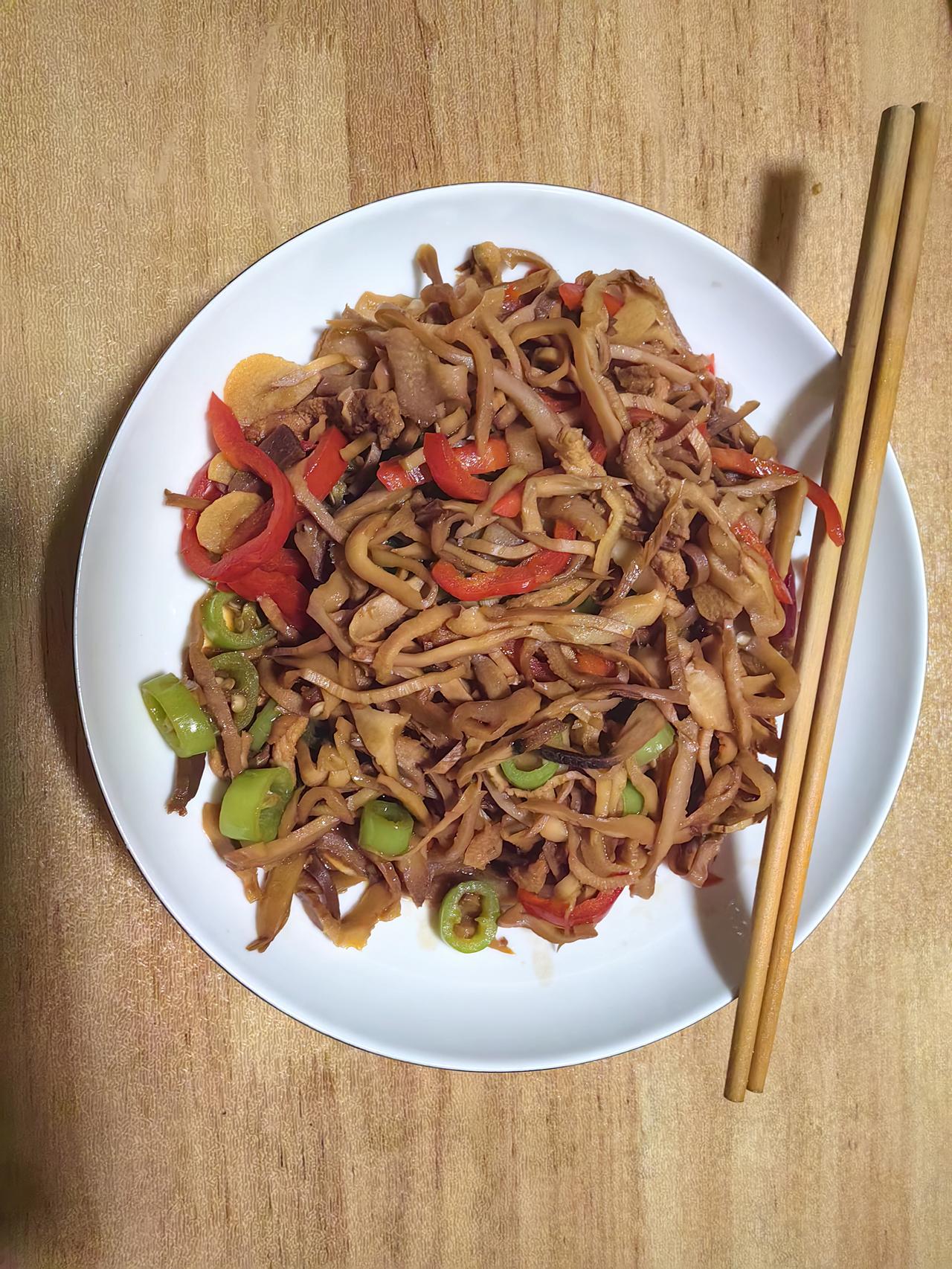 今天教孩子炒菜，小女孩要会做饭，将来不能饿死自己，光吃外卖不健康！