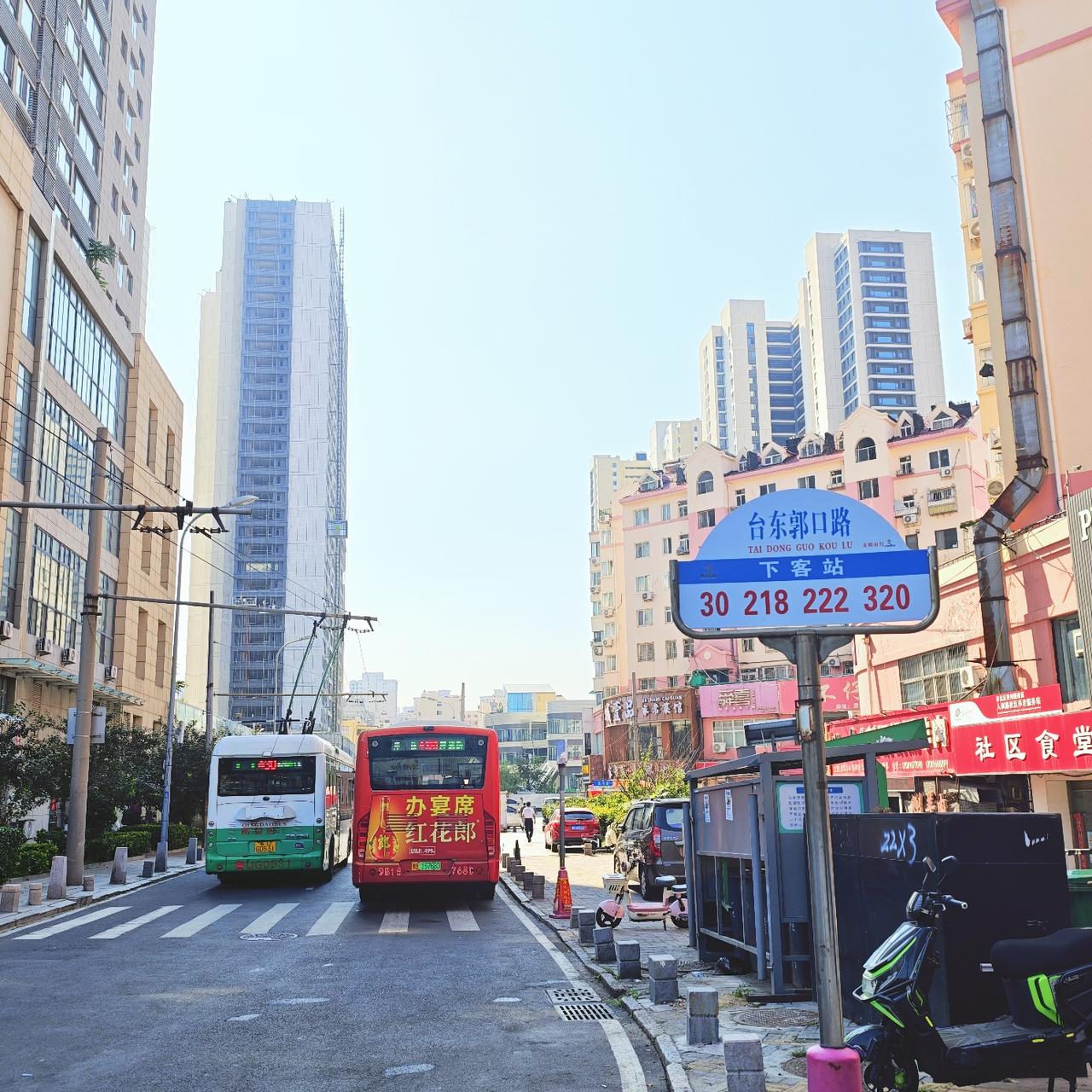 出于好奇，俺凑过去一看，原来人家都在领馒头呢。
看到这些人先是登记，然后就领馒头