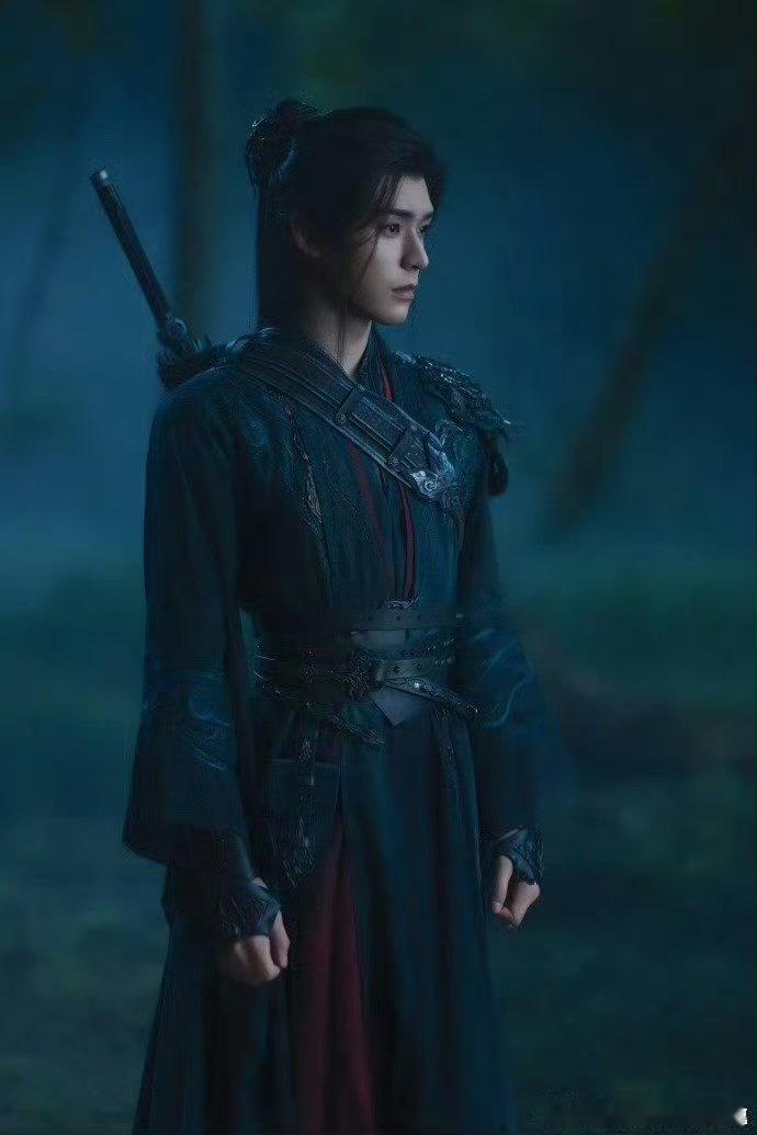 苏暮雨两眼一睁就是打看《暗河传》满脑子都是龚俊睁眼就开打的名场面！眼神利得能戳人