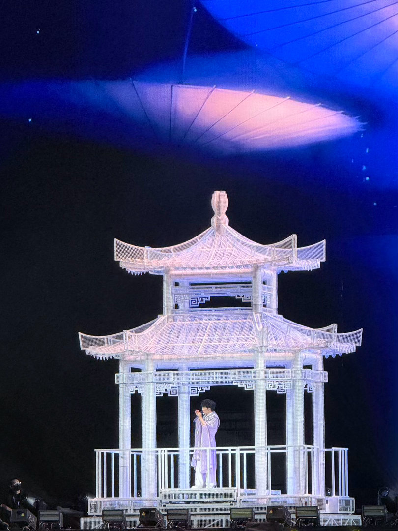 周深全新亭桥入梦的中式舞美周深把亭台古桥实景搬上舞台周深贵阳限定舞台直接把完整亭