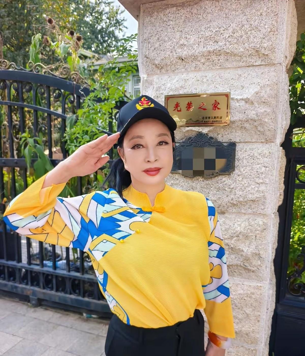 刘晓庆被小38岁前助理古柯告了，这事可真够劲爆的。
当年男方月薪一万，干的是拍照