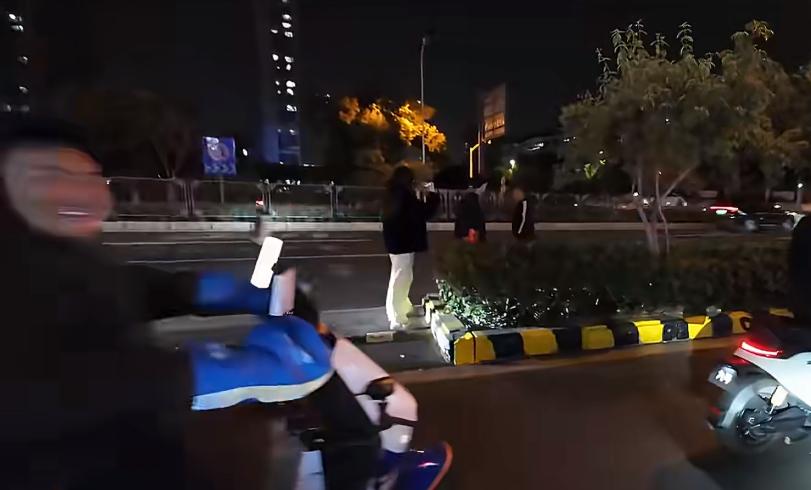 小情侣驾车转弯和骑电瓶车直行的大哥撞了，小情侣很嚣张，好像要打人的样子，大哥推了