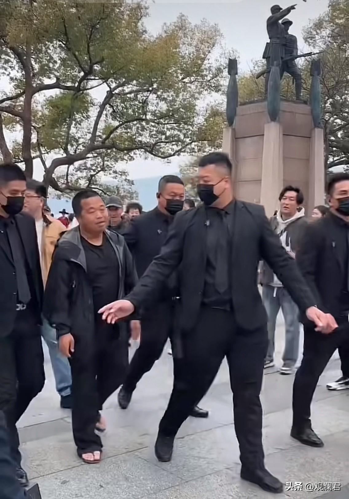 蓝战非在浙江杭州出游，多名保镖开道
蓝战非是前电竞选手、也是一位拥有千万粉丝的旅