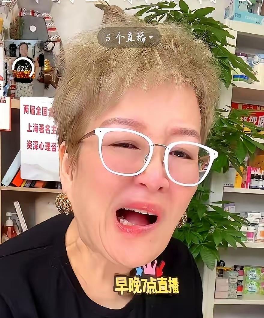白瑞太拼了。每天直播带货到深夜。即便是不舒服了也不会关掉直播，拼命赚钱为哪般？上