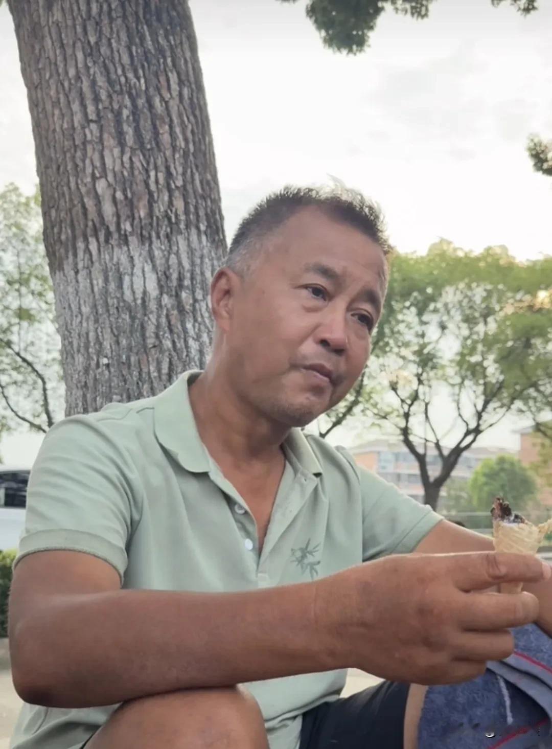 沈巍又回到了从前的状态，流浪大师心里面装的墨水可不一般啊，因为他在做真实的自己，