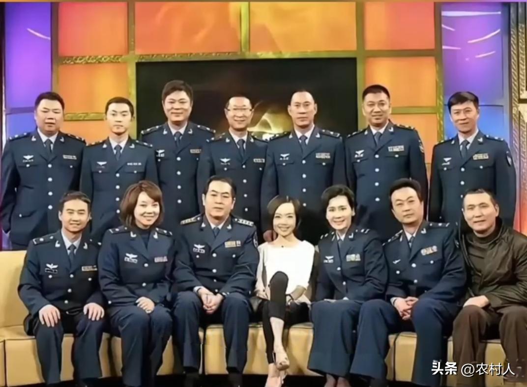 《炊事班的故事》演员以及导演参加《鲁豫有约》，留下了一张珍贵的合影。唯一美中不足