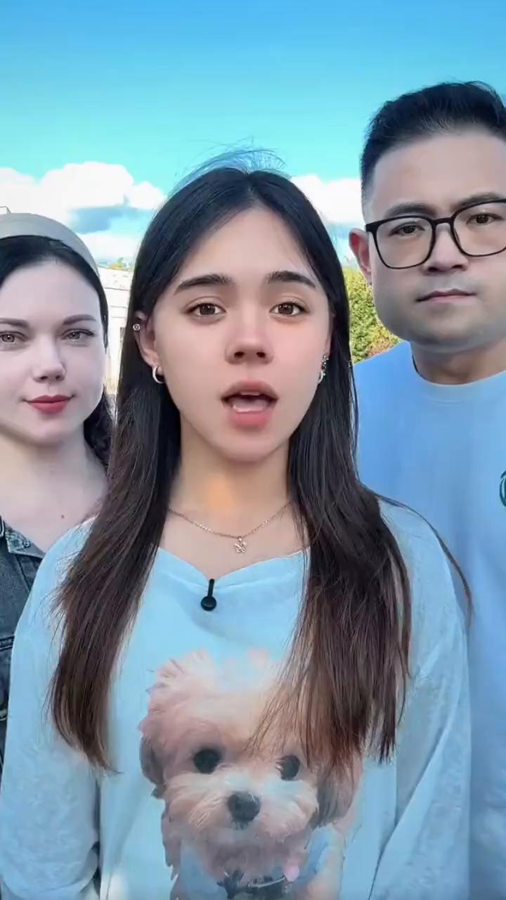 我爸爸是中国人，我妈妈是乌克兰人。这几年我了解到，妈妈的亲人和朋友每天都在战火里