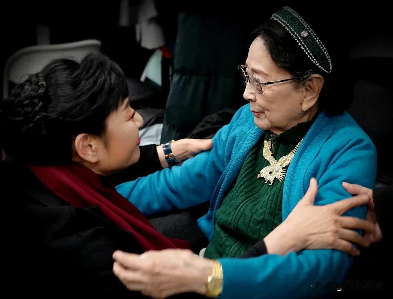 两代著名的艺术家相逢，亲如母女。长得也相似，都是银盘脸，一双秀丽的大眼睛。画面亮