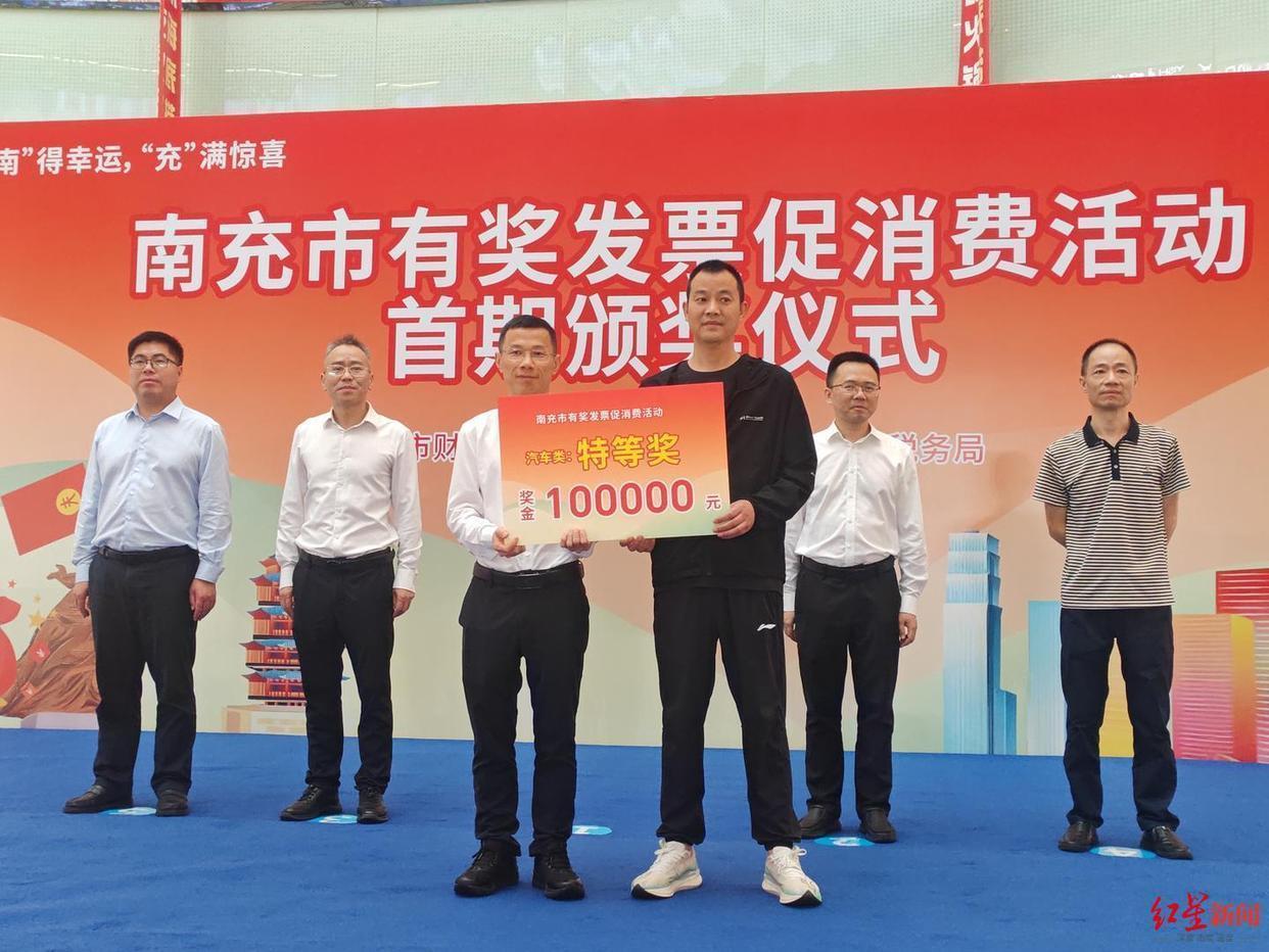 《男子花9.6万买车，发票竟中了10万！这波操作血赚》

近日一则幸运趣事刷屏网