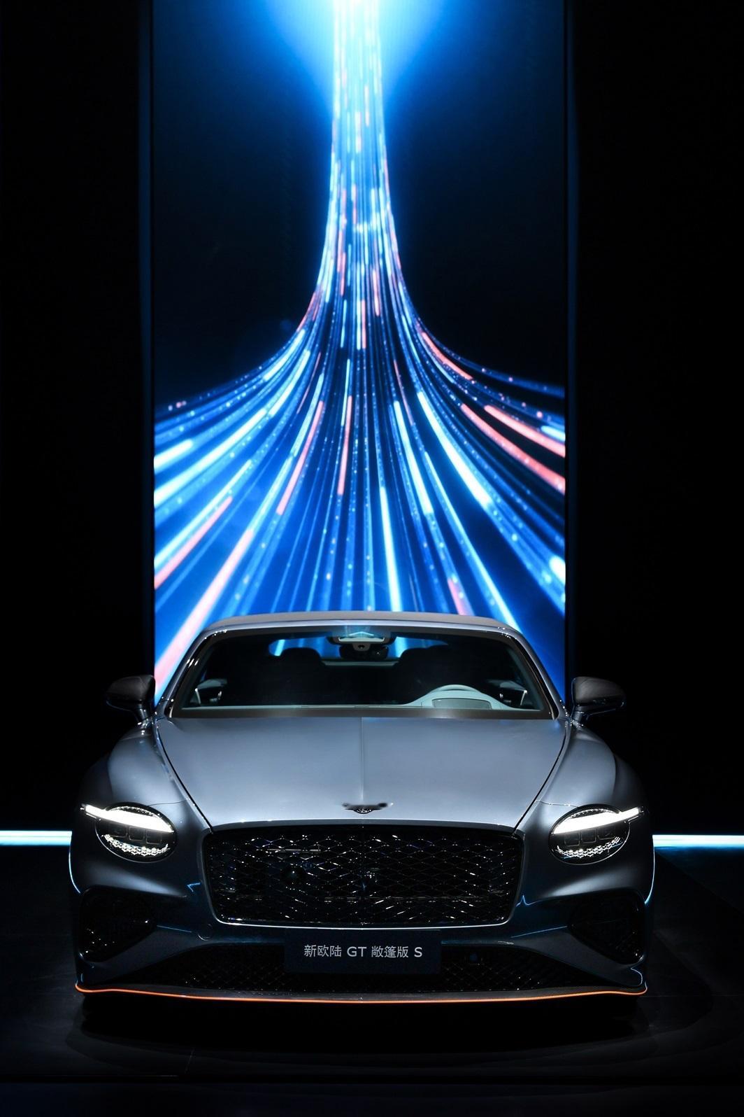 宾利新欧陆GT敞篷版S国内首秀，搭载高性能V8混动系统，最大功率680马力，峰值