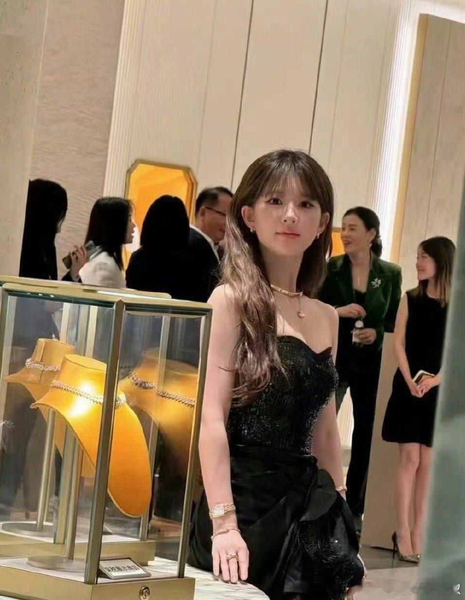 赵露思近距离怼脸生图曝光，此次妆容更是由她亲自打造，状态绝佳，美丽动人，不愧是大