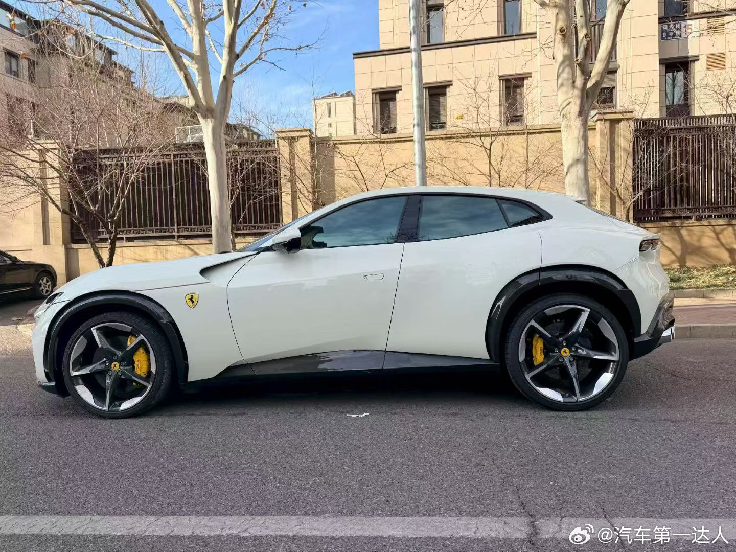 法拉利FUV，最美配色，后升级了碳纤维轮眉 前部碳纤维 机舱碳纤维 后扰流碳纤维