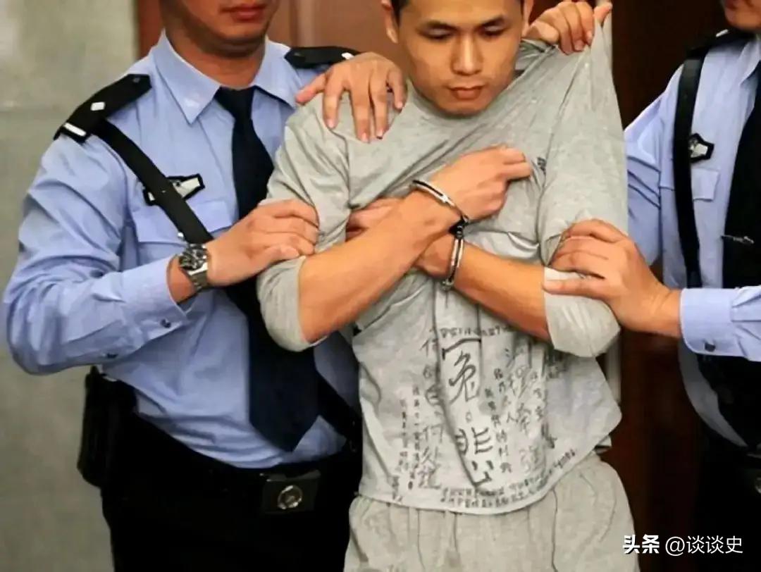 2013年，深圳市一民警李才坤被判死缓，在面对记者镜头时，他猛得掀起自己的衣服，