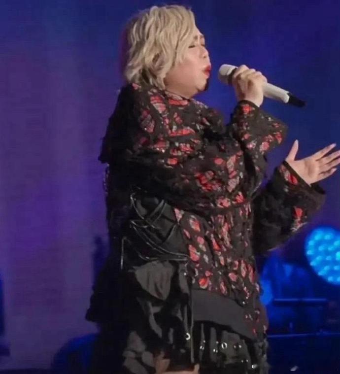这还是我以前认识的张惠妹吗？岁月似乎悄悄改写了她的样子，让人忍不住感慨时光飞逝。