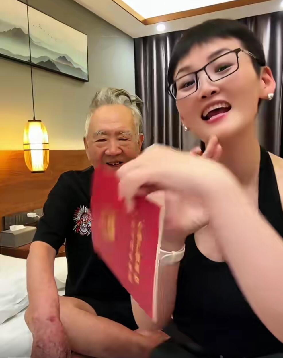 张伯金与伴侣三喜（网传“小妻子”）完整故事梳理
 
一、相识缘起：少女慕才结缘，