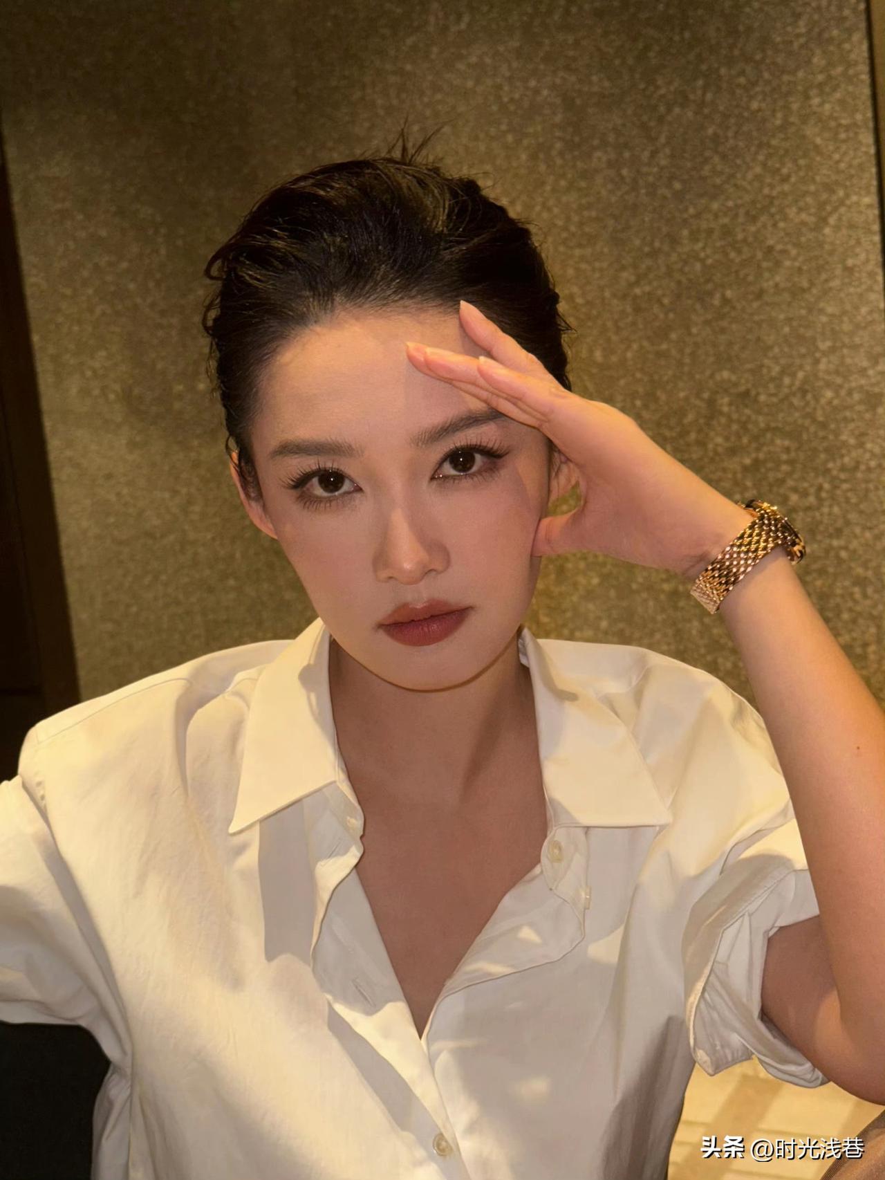 李沁的这组写真，少了温婉柔美，多了几分硬朗和“帅气”！