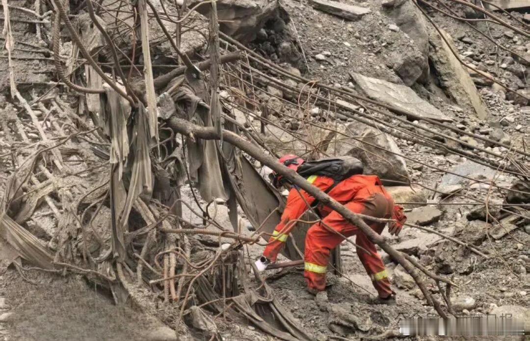 吉隆口岸大楼只剩钢筋骨架太惨烈了这种规模的泥石流比地震破坏性大太多了毫无生还可能