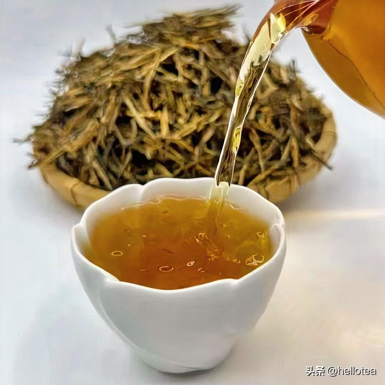 《茶时光阴汉赋体》
若夫青瓷素列，沸汤初注。叶浮沉而辗转，烟缭绕而如素。盏虽浅而