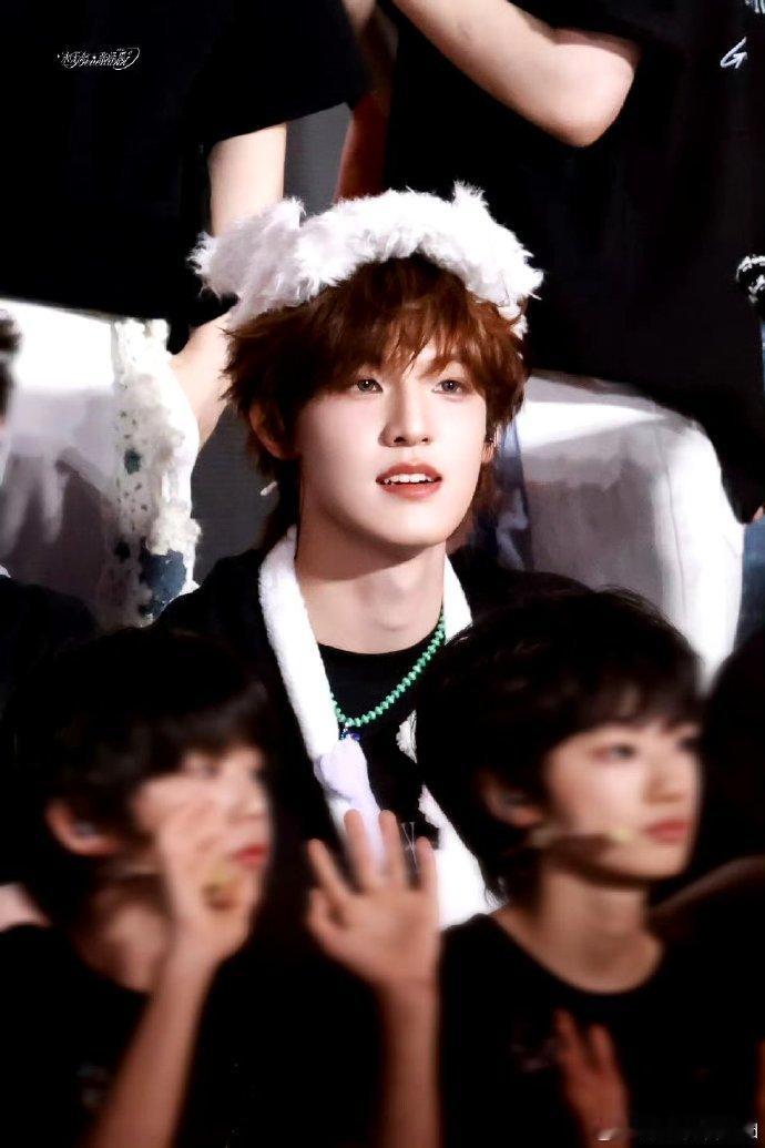 不得不说张泽禹真的是老天爷赏饭吃的颜值，眉眼间的帅气藏都藏不住，素净穿搭也帅得清