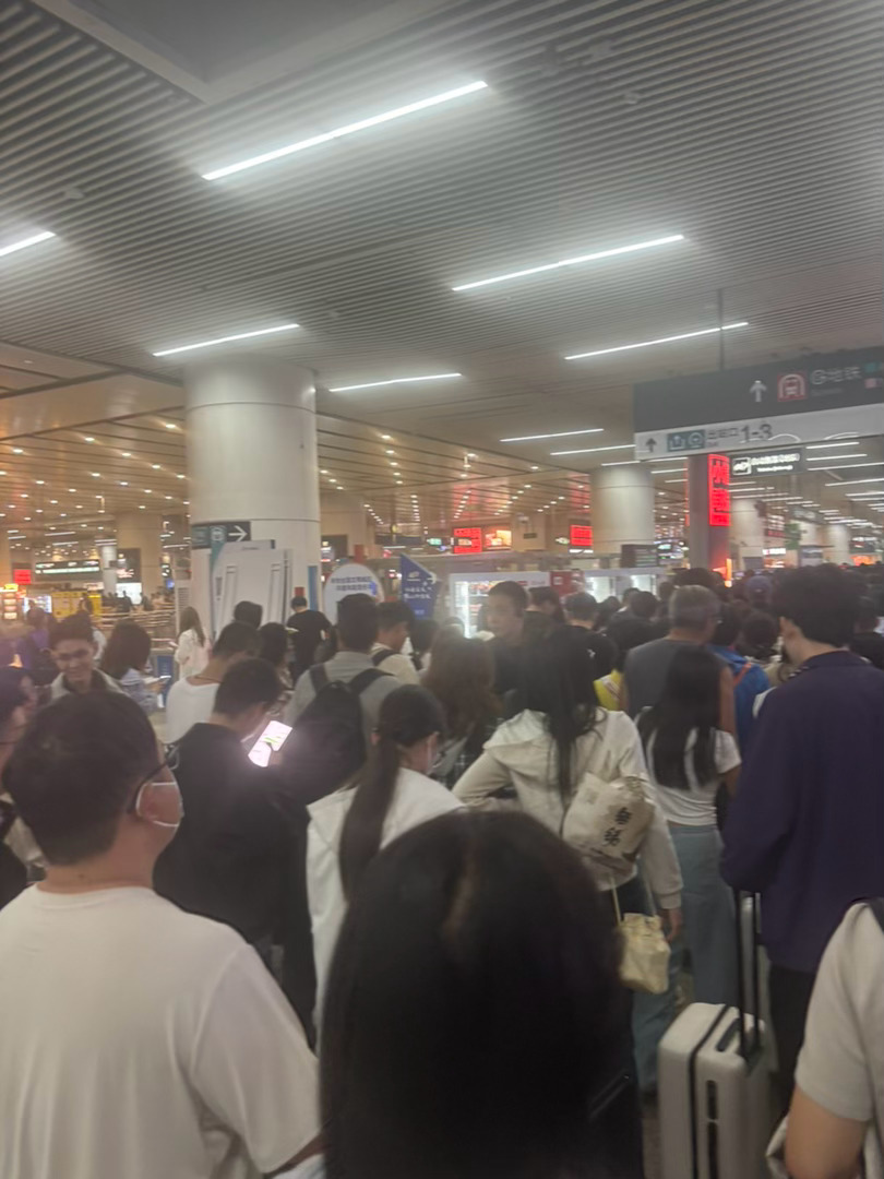 夜里十点多回北京的人群感情整个五一北京人都去天津游玩了乌央乌央的人群老王给天津旅