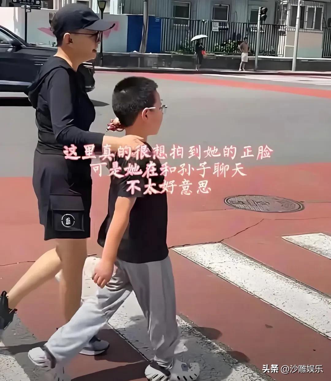 7月13日，65岁的宋丹丹又冲上热搜了！

这回不是因为烈日下健身被偶遇，而是两