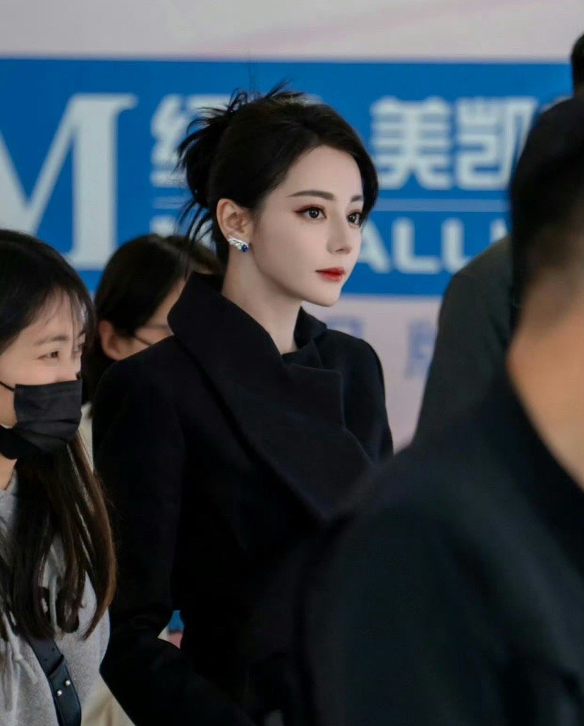 迪丽热巴 一袭黑色套装搭配精致耳饰，利落又优雅，侧颜线条绝美，每一个眼神都充满故