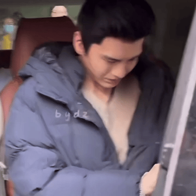 毕雯珺看到几年前自己和李一桐的CP照，这是什么反应？[无聊] ​​​