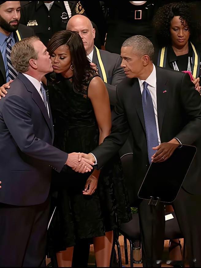 奥巴马夫妇二对一，小布什握手吻腮两不误，这就是西方的礼节！