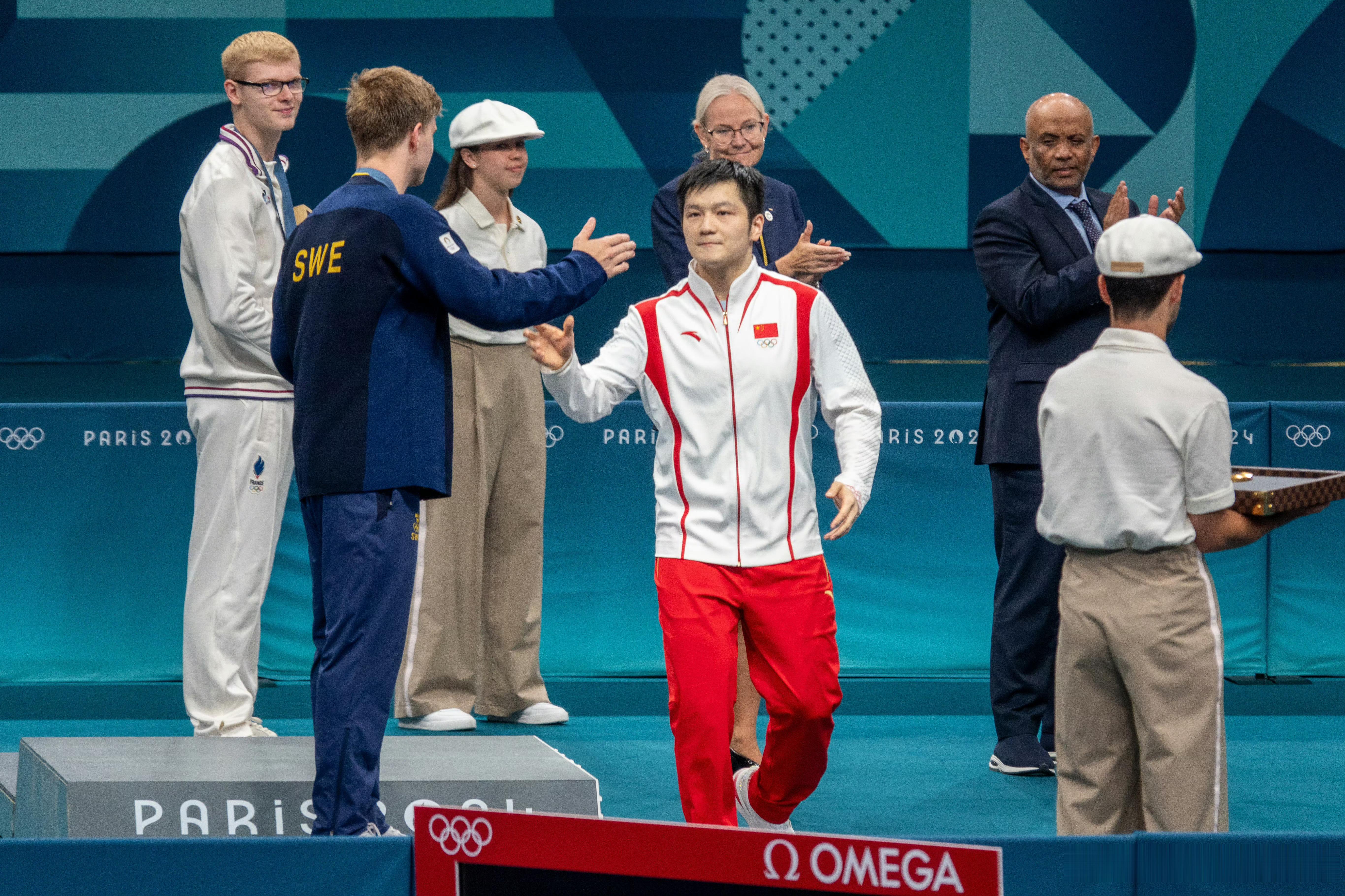马龙樊振东王楚钦聚餐画面 广大网友更希望聚餐地点是在领奖台而非食堂事已至此，来重