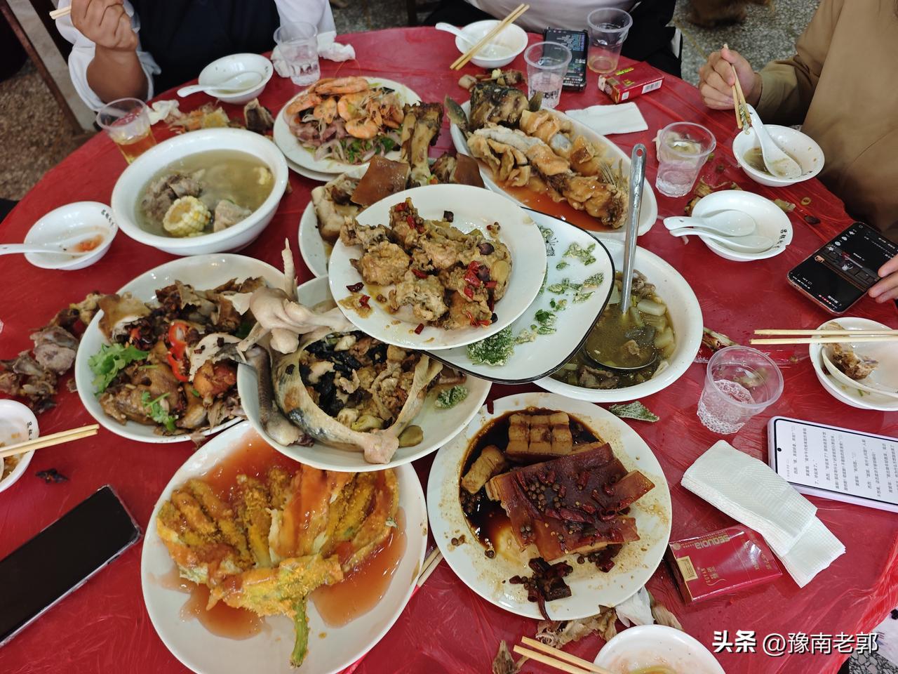 在河南农村500元的大席到底有多少菜？满满的一桌子菜，并且是菜都摆不下，一般情况