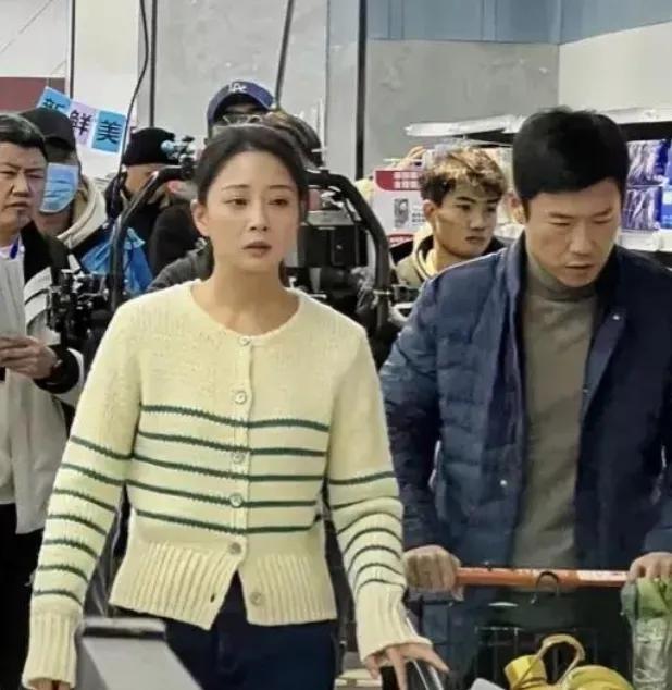 超市拍戏，难免会被拍到 。他俩太出名，当下，非常熟悉的两张脸 ，一般演员不会引起