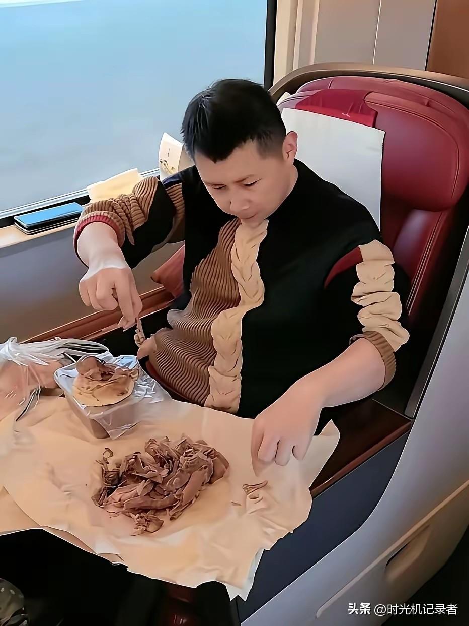 何云伟和刘云天一起高铁吃烧鸡，这两人还挺接地气，就是高铁商务座也不太好，一个人舒