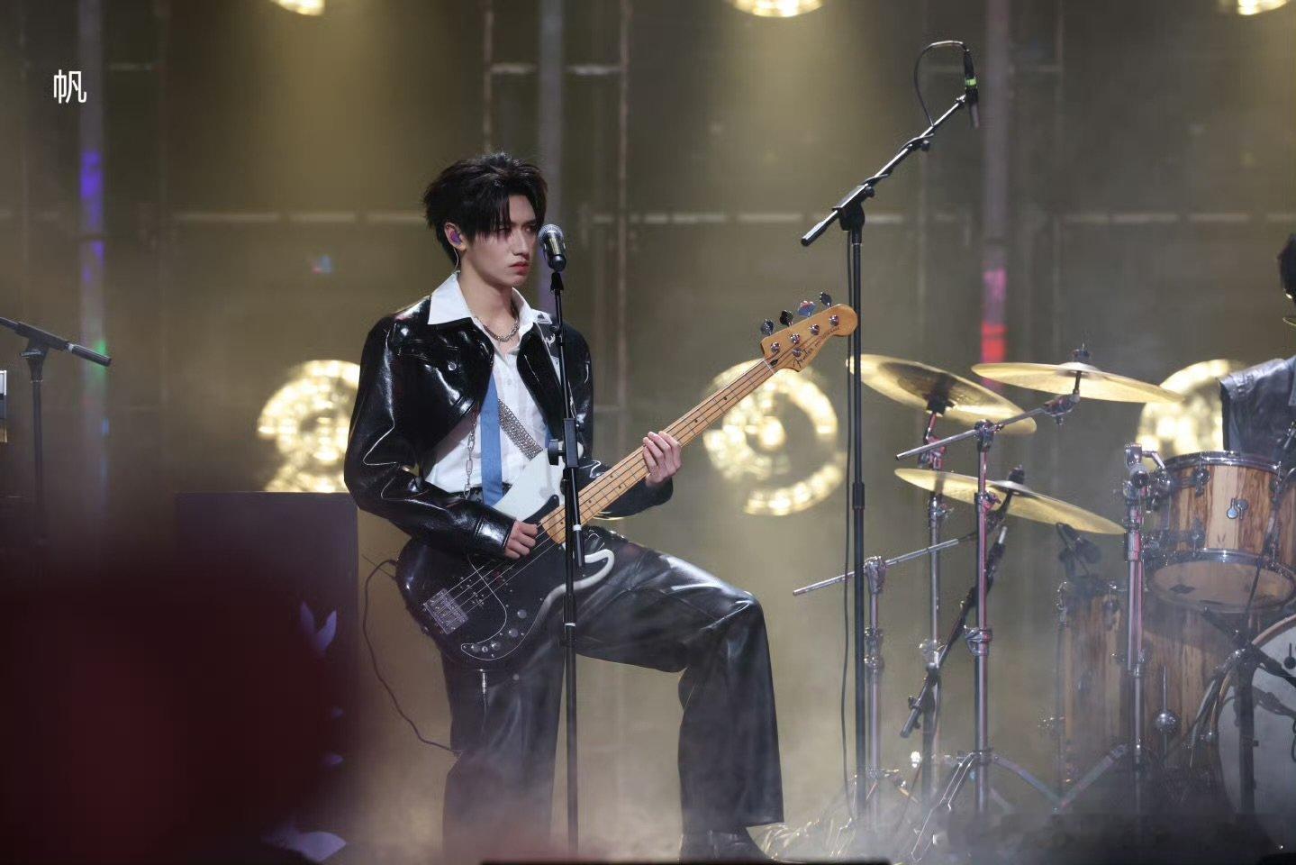 朱志鑫摇滚巨星猫 朱志鑫今日完全摇滚巨星猫来着