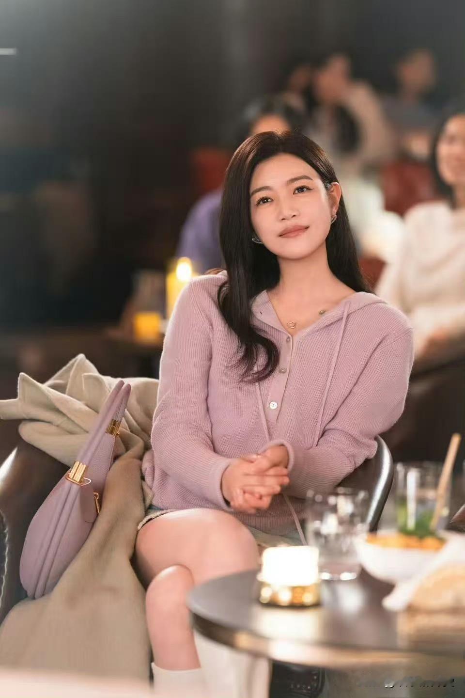 陈妍希不简单，42岁了，还能和23岁小鲜肉周柯宇搭戏演高甜CP，而且半个娱乐圈的