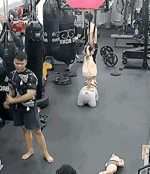 健身房里的小朋友练得最棒！