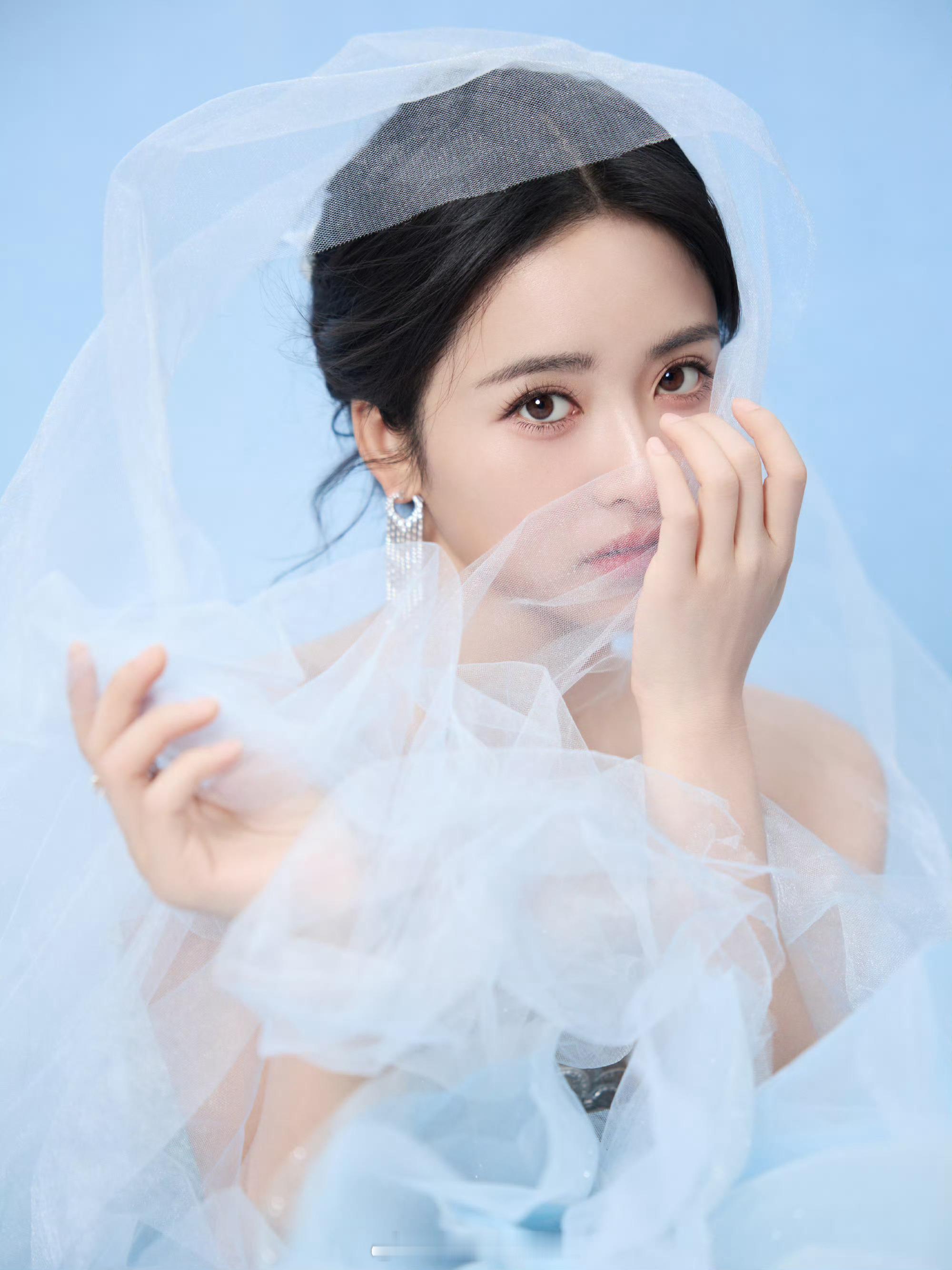 沈月蓝色婚纱沈月人鱼婚纱沈月国剧盛典抹胸薄纱蓝裙造型 沈月国剧盛典抹胸薄纱蓝裙造