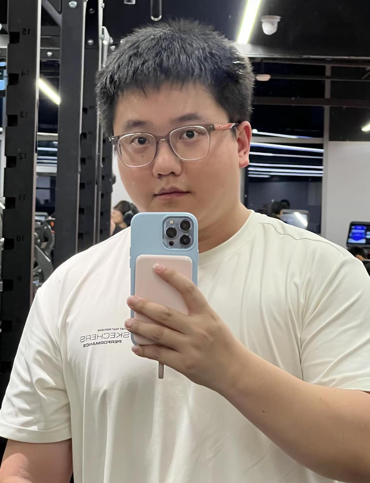 潦草三连拍。这件衣服好宽松，儿童身材！毫无训练痕迹 健身打卡