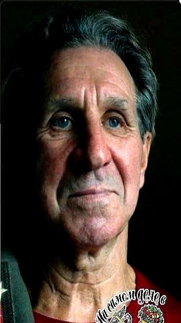 67岁，老上校，主动要求去巴赫穆特。
 

他当年在美国堪萨斯吃着牛排喝着红酒，