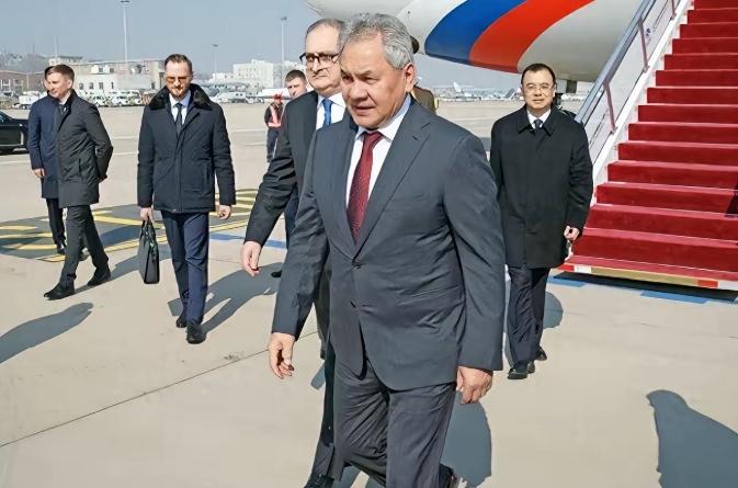 俄高层前脚刚走，伊朗总统后脚就要跟美国谈，这节奏，未免太巧了。
2月上旬，俄罗斯