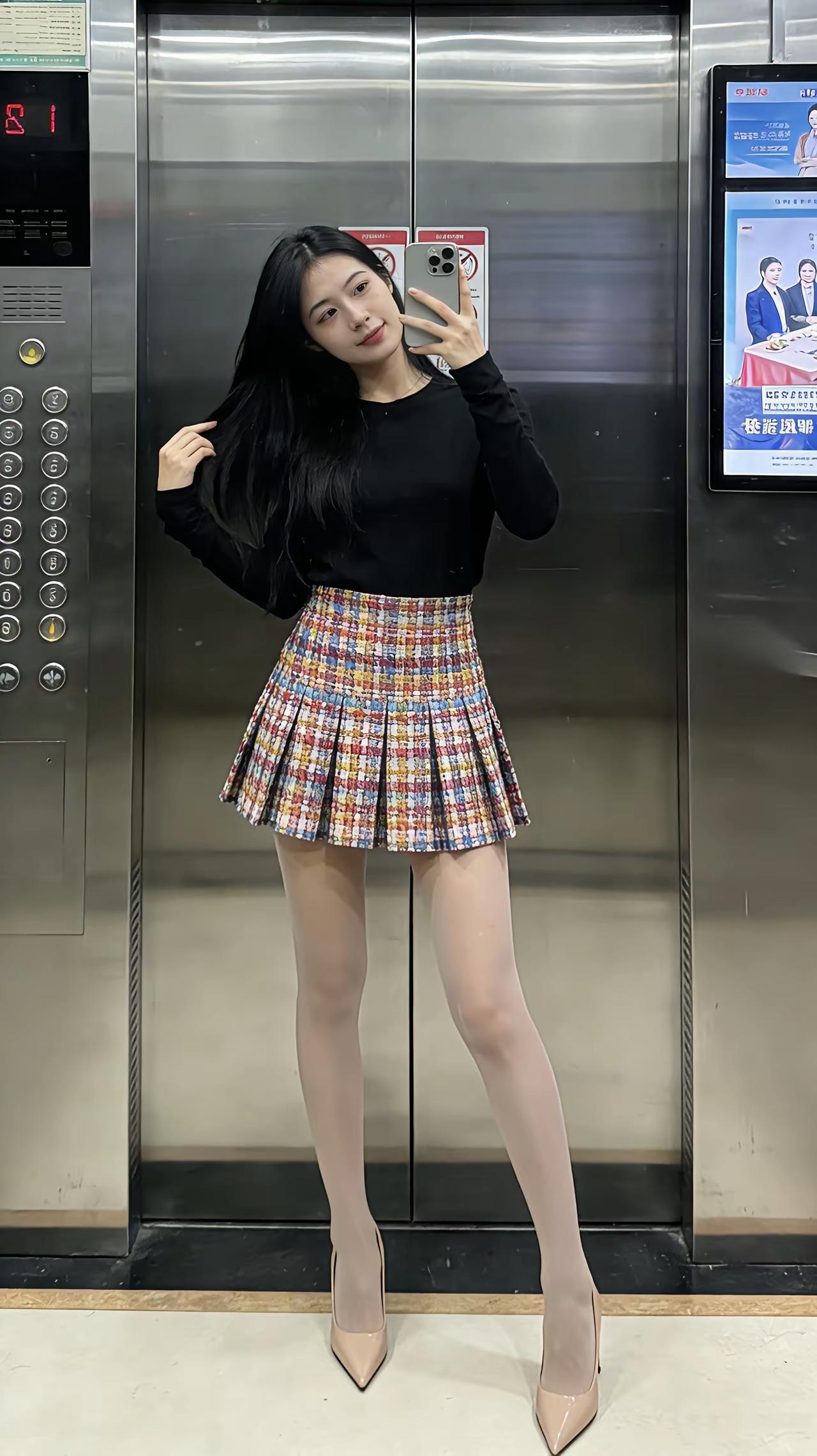 碰到颜值高的女生你有心动过么? 又是美美的一天，早上上班，电梯里面没有人，自拍臭