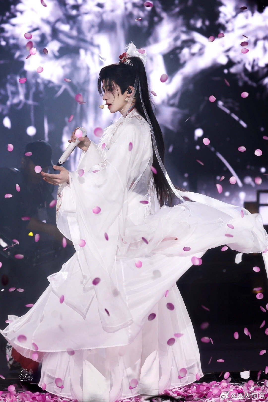 刘宇舞台每一帧都是神图 被刘宇《怎叹》舞台狠狠惊艳，舞姿翩跹如画，神情温柔动人，