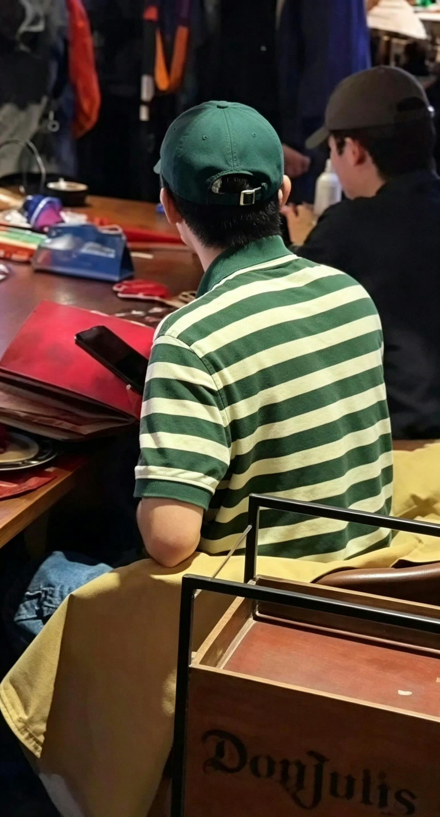 这个背影太帅了 哥哥完全青春男大的感觉