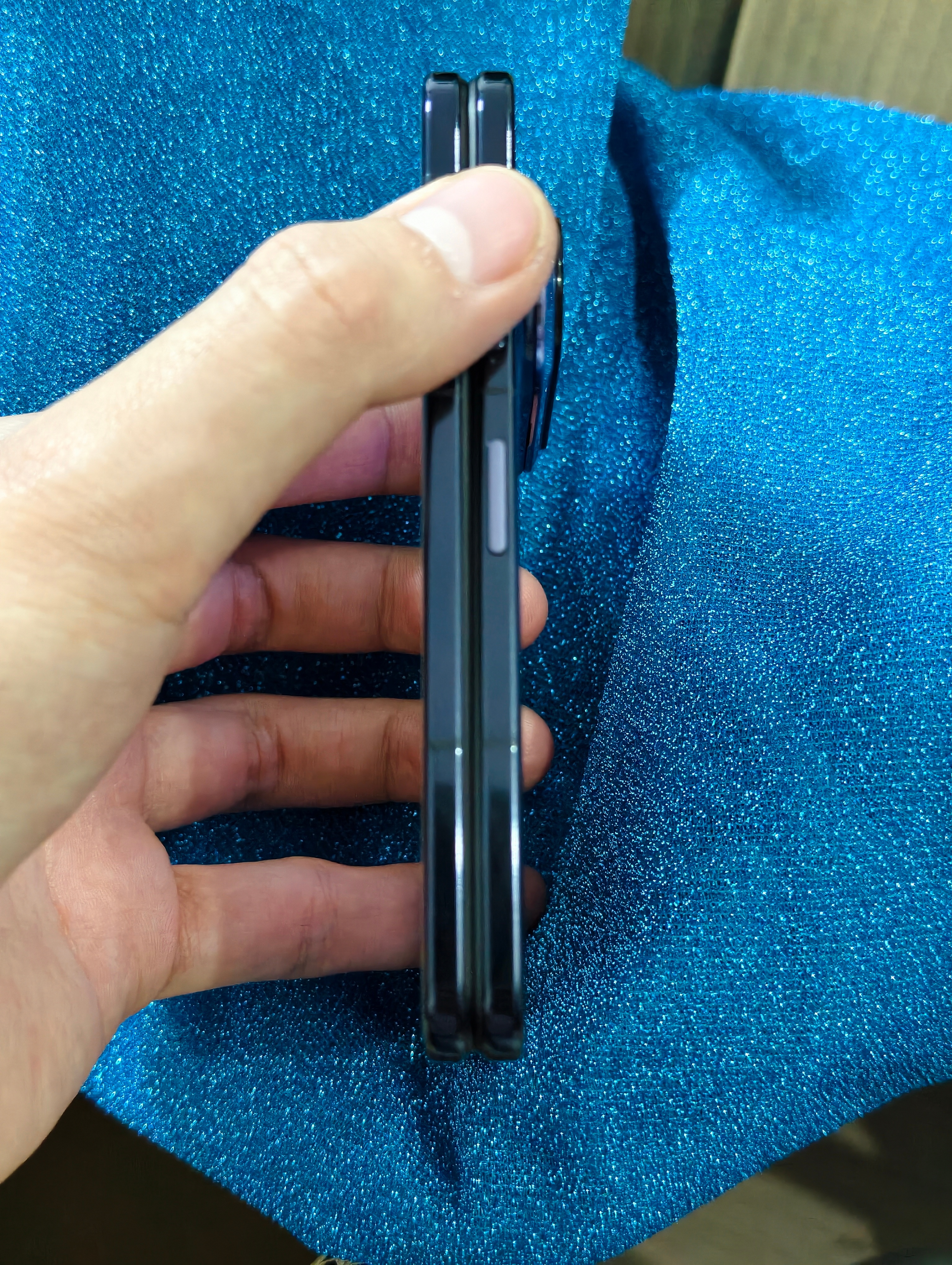 Pura X Max的销量卖得好不是没有理由，这种阔折叠的形态想选第二家也没有，