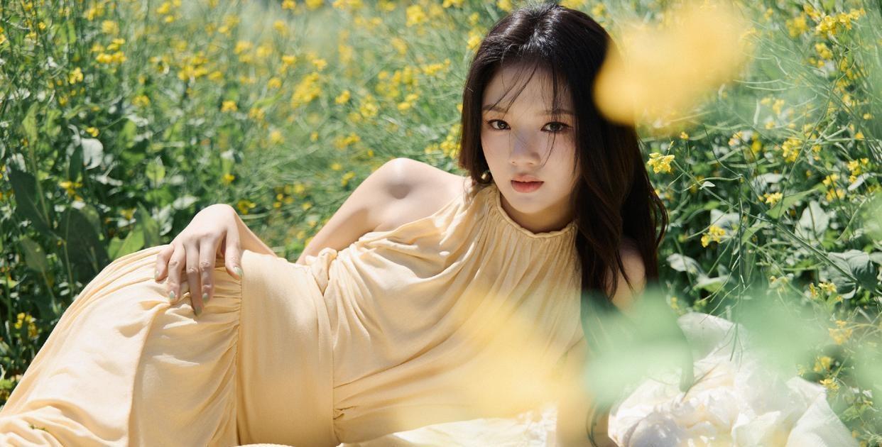 任敏在绿野青芜中静享春日诗意，恬静又美好！ 