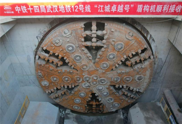 【4011米！国内最长地铁环线穿越长江隧道贯通】据媒体报道，武汉轨道交通建设迎来